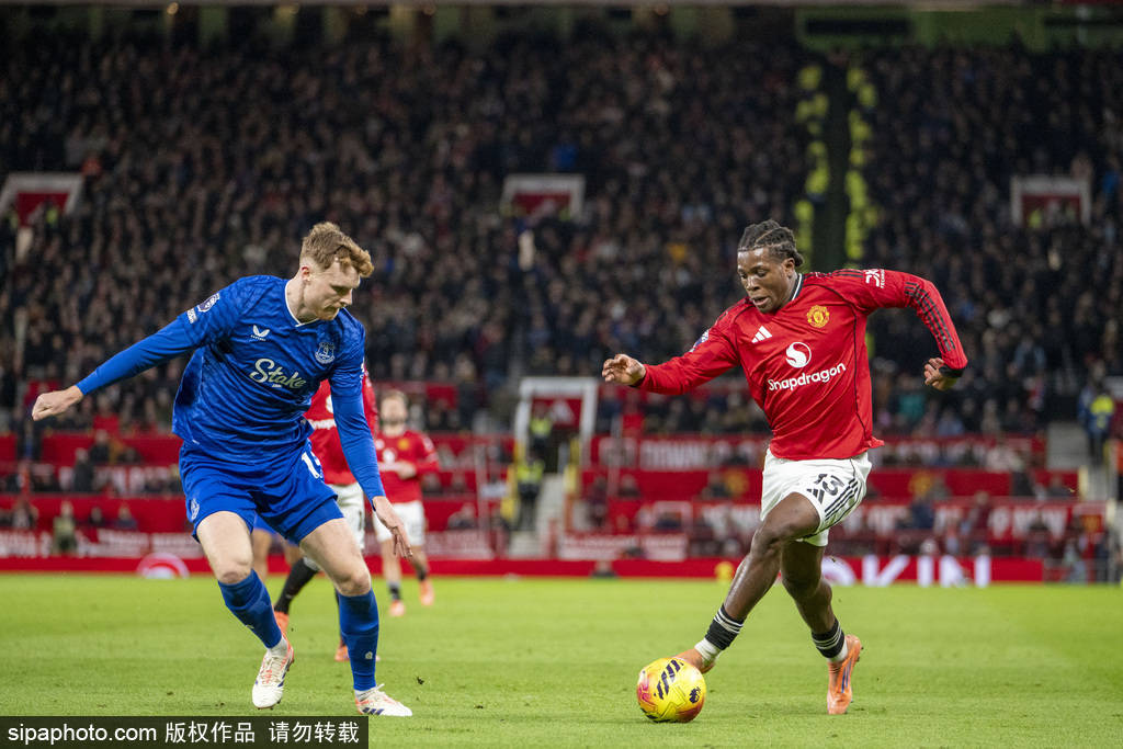 伤病无碍！徐杰兜出来迎着防守 坚决出手超远三分一箭穿心！